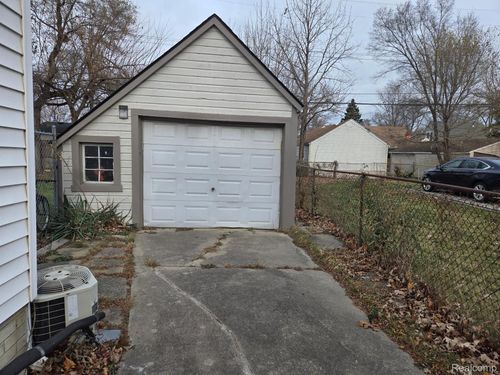 20857 Hawthorne St, Harper Woods, MI, 48225-1133 | Card Image