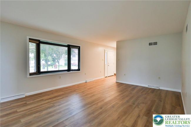 5470 Summit St, House other with 3 bedrooms, 3 bathrooms and null parking in Whitehall PA | Image 8