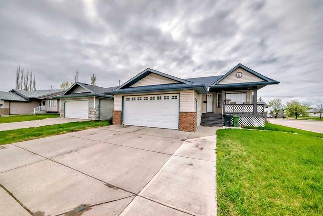 1 Madison Court, House other with 5 bedrooms, 3 bathrooms and 4 parking in Strathmore AB | Image 4