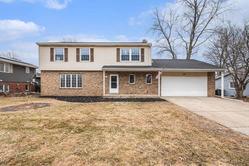 323 Chicago Rd, Oswego, IL, 60543-9462 | Card Image