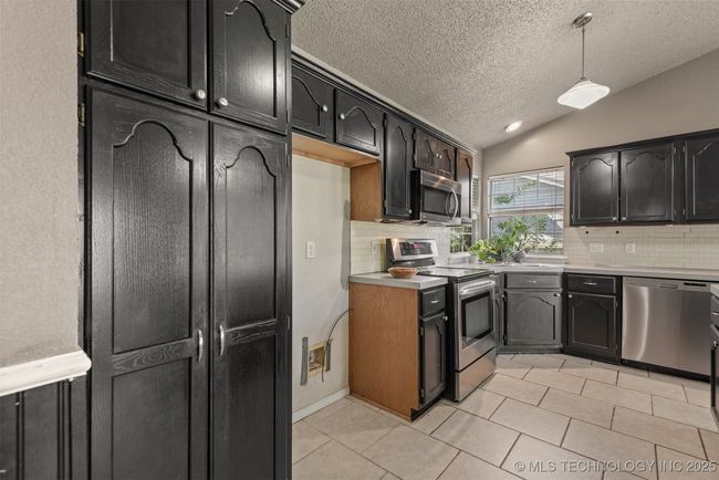 9528 S 93 Rd East Ave, House other with 5 bedrooms, 3 bathrooms and null parking in Tulsa OK | Image 16