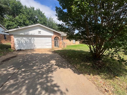 913 Henslee Dr, Euless, TX, 76040-5331 | Card Image