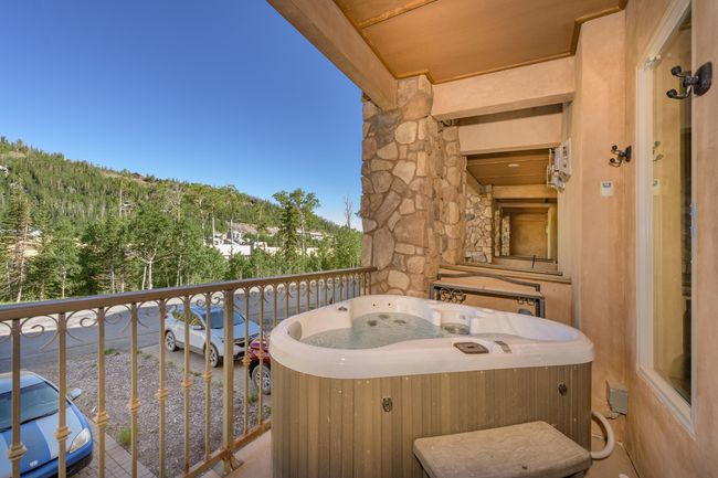 Main Dk/Hot Tub | Image 8