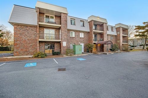 11-15 Oak Neck Rd, Hyannis, MA, 02601-4584 | Card Image