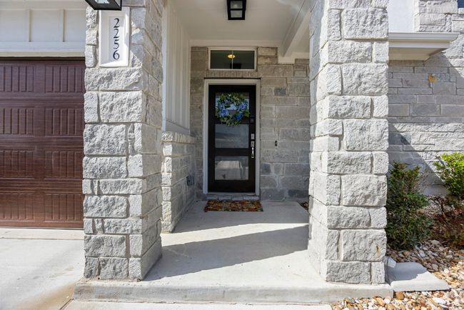 This modern 3-panel glass door—it's super stylish yet still keeps things private! | Image 6