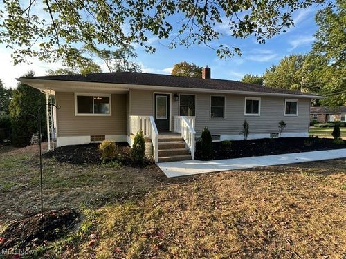 617 Northeast Ave, Tallmadge, OH, 44278-1568 | Card Image