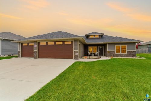 301 S Sunshine Ave, Brandon, SD, 57005-1689 | Card Image