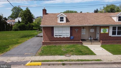 321 W Broad St, Burlington, NJ, 08016-1343 | Card Image