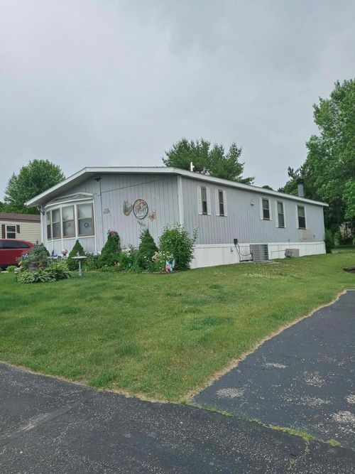 W210N11678 Pinecrest Ln, Germantown, WI, 53022-2346 | Card Image