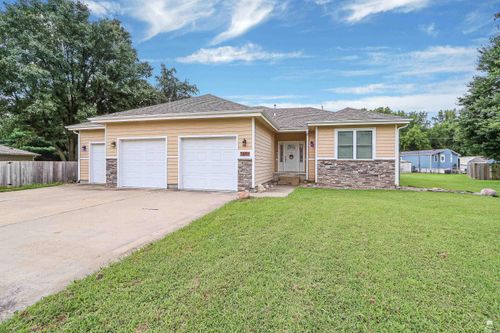 3857 Hunters Cir, Manhattan, KS, 66502-1463 | Card Image