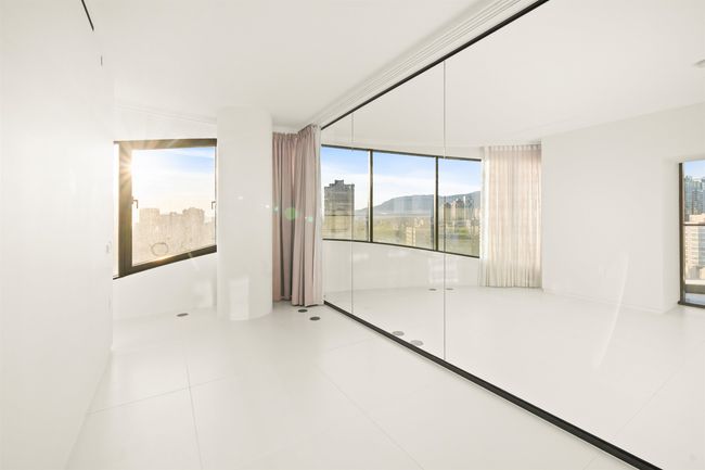 View of unfurnished room | Image 12