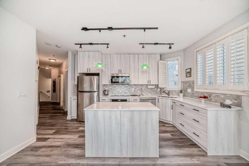 201-3412 Parkdale Blvd Nw, Calgary, AB, T2N3T4 | Card Image