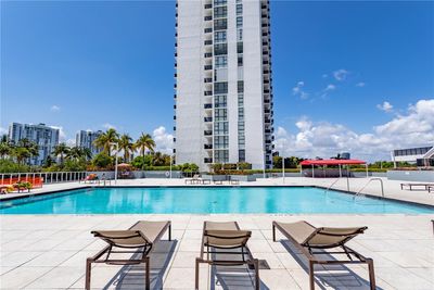 510 - 3625 N Country Club Dr, Condo with 2 bedrooms, 2 bathrooms and null parking in Aventura FL | Image 3