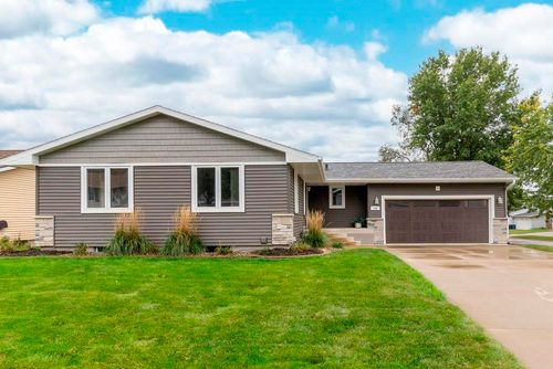 706 Wildwood Rd, Waterloo, IA, 50702-5516 | Card Image