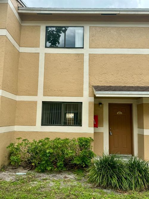 9473 Palm Cir N, Pembroke Pines, FL, 33025-1171 | Card Image