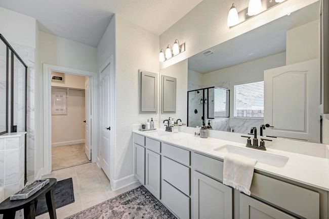 Main Bathroom w/ Double vanity raised countertops | Image 20
