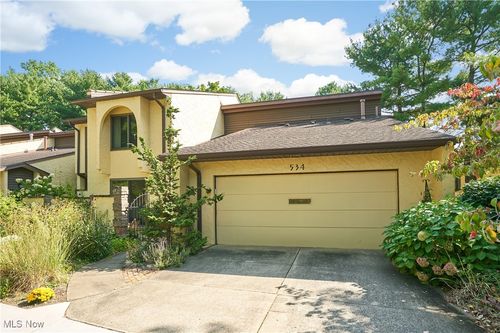 534 Hampton Ridge Dr, Akron, OH, 44313-5052 | Card Image