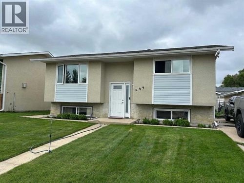 449 20 St Ne, Medicine Hat, AB, T1C1B9 | Card Image