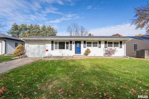 60 Parklane Cir, Bettendorf, IA, 52722-3640 | Card Image