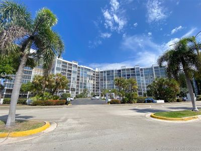 208 - 800 Parkview Dr, Condo with 2 bedrooms, 2 bathrooms and null parking in Hallandale Beach FL | Image 1