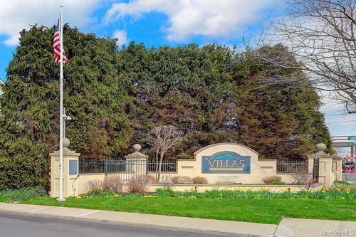 103 Narragansett Villas Dr, Lindenhurst, NY, 11757-5400 | Card Image