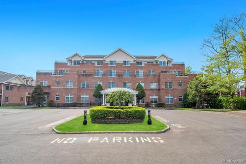 300-1 Portico Ct, Great Neck, NY, 11021-2032 | Card Image