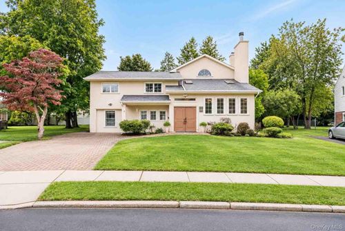 5 Phipps Ln, Plainview, NY, 11803-1925 | Card Image
