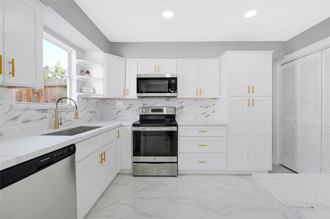 6326 Cambridge Glen Ln, House other with 3 bedrooms, 3 bathrooms and 2 parking in Houston TX | Image 8