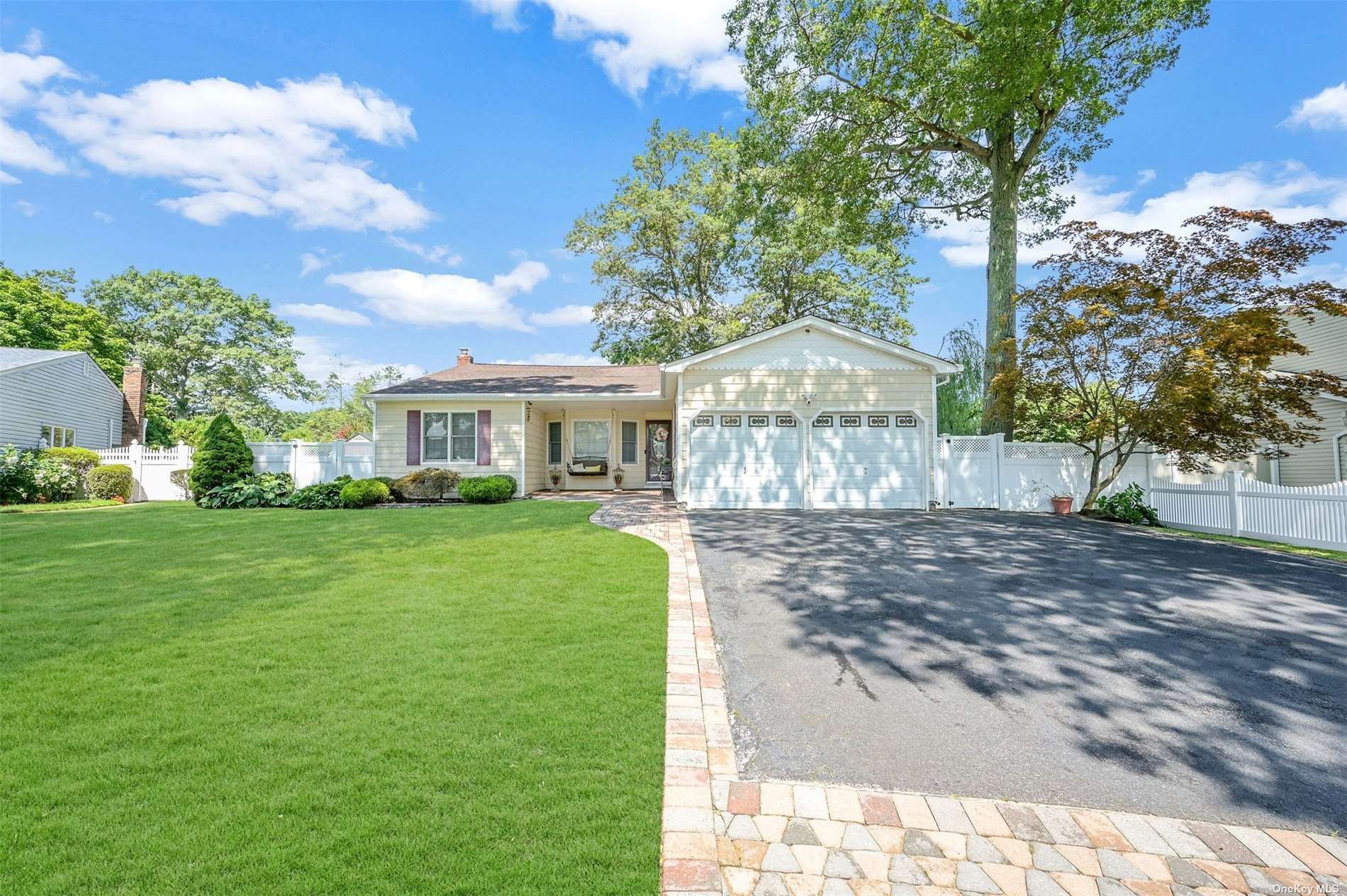 Beaumont Ln, Lake Grove, NY 11755