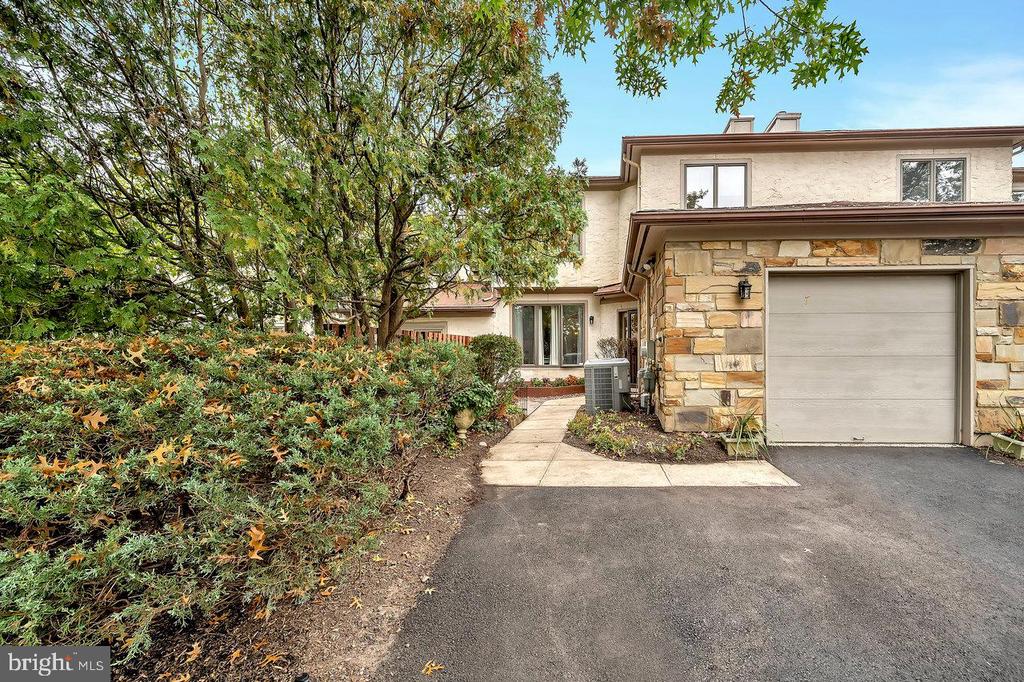 Jackie Dr, Lawrence Township, NJ 08648