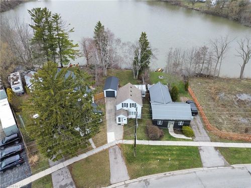 221 Chapman St E, Port Dover, ON, N0A1N0 | Card Image