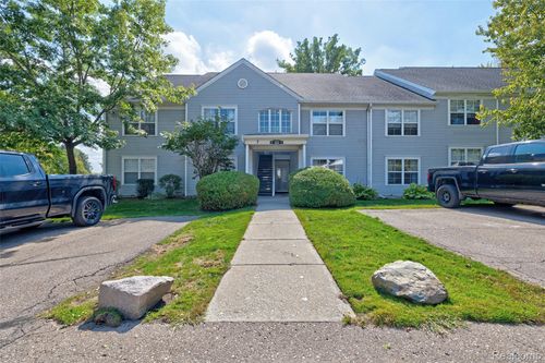 66-12364 Saint Andrews Way, Fenton, MI, 48430-8879 | Card Image