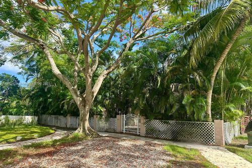 542 Ne 130th St, North Miami, FL, 33161-7708 | Card Image