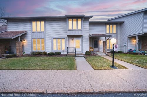 90 Willow Way, Waterford, MI, 48328-2946 | Card Image