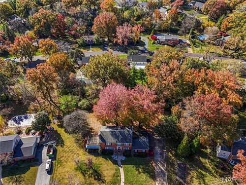 32 Berkshire Dr, Richmond Heights, MO, 63117-1041 | Card Image