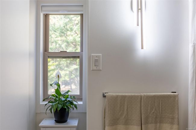 2nd Floor Bathroom | Image 29