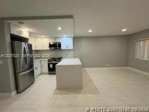 215-500 Village Green Cir W, Palm Springs, FL, 33461-1450 | Card Image