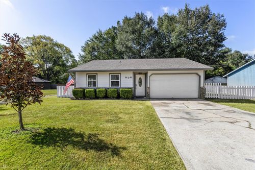 909 Stewart St, Montgomery, TX, 77316-4432 | Card Image