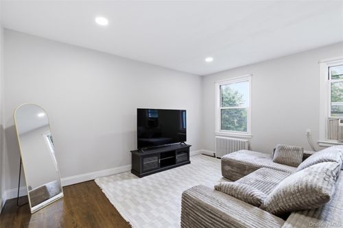3f-16 Edwards St, Roslyn Heights, NY, 11577-1116 | Card Image