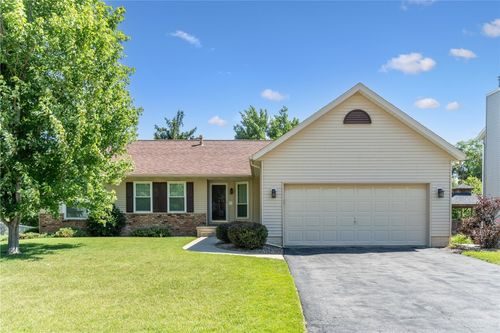 329 Stoney Creek Rd Nw, Cedar Rapids, IA, 52405-5320 | Card Image