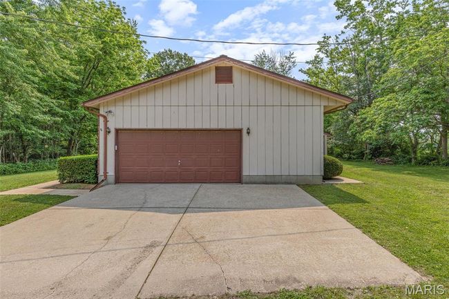 View of garage | Image 10