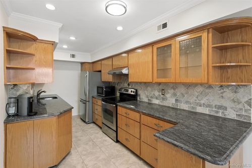 17-17 Alhambra Dr, Oceanside, NY, 11572-5425 | Card Image