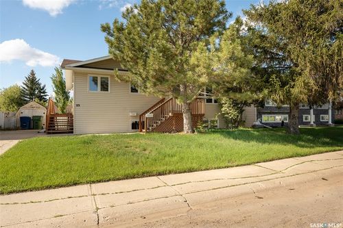 89 Daisy Cres, House with 2 bedrooms, 2 bathrooms and 2 parking in Moose Jaw SK | Card Image