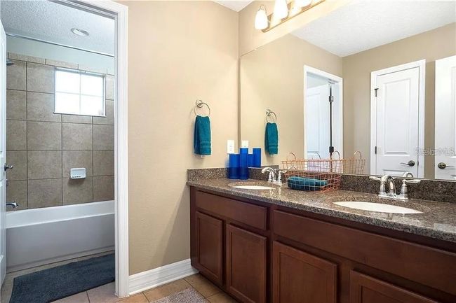Upstairs Bathroom | Image 39