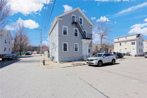 20 De Soto St, Providence, RI, 02909-2435 | Card Image