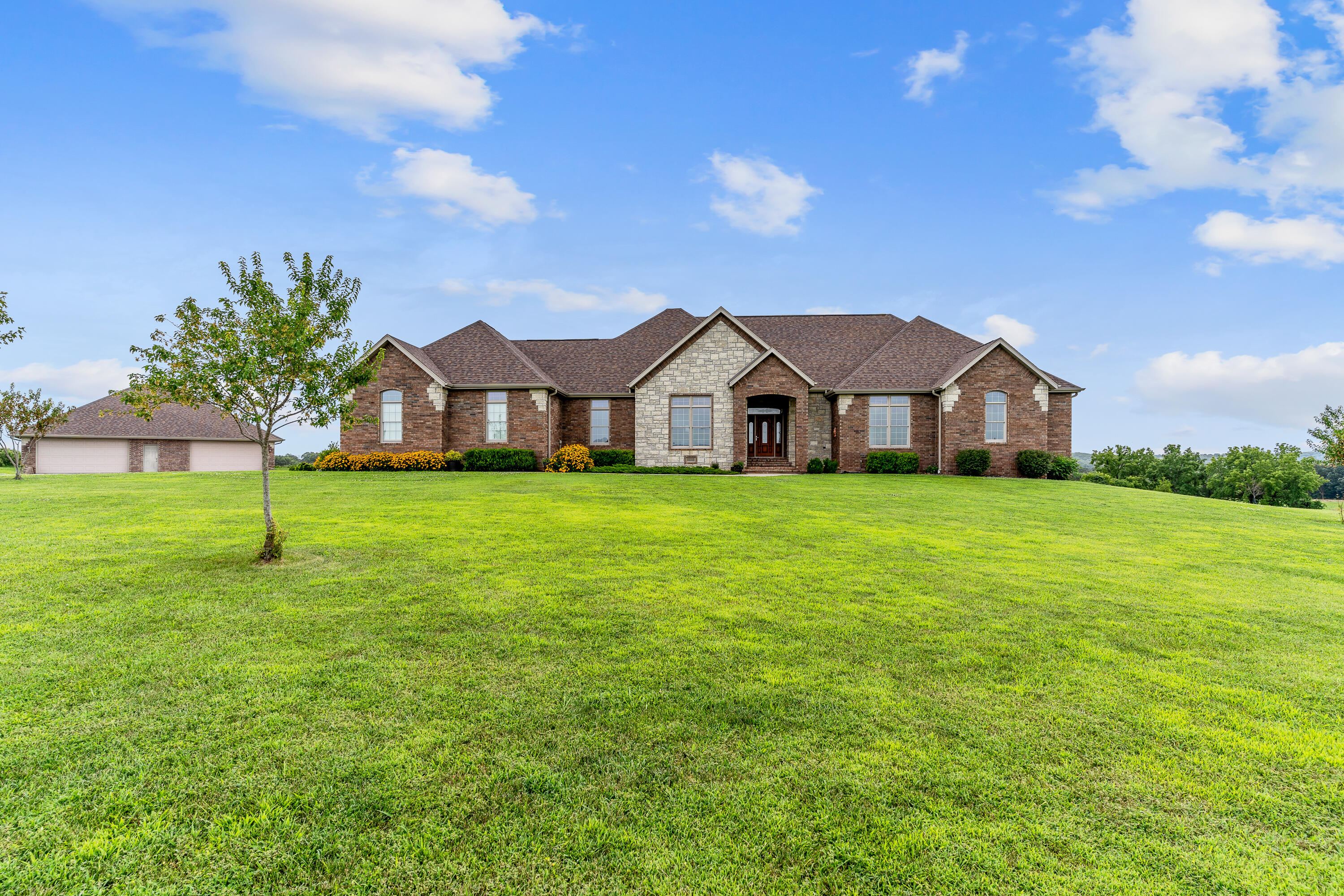 1952 Fair Oaks Lane, Inactive in Nixa Zoocasa