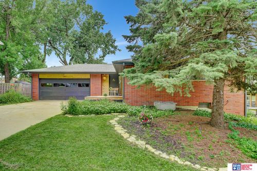 241 Wedgewood Dr, Lincoln, NE, 68510-2437 | Card Image