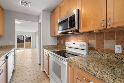 56 - 56 Oakwood Ln, Condo with 2 bedrooms, 2 bathrooms and 2 parking in Worcester MA | Image 3