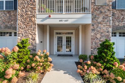 613 - 613 Brookside Court, Condo with 2 bedrooms, 2 bathrooms and null parking in Newtown CT | Image 1