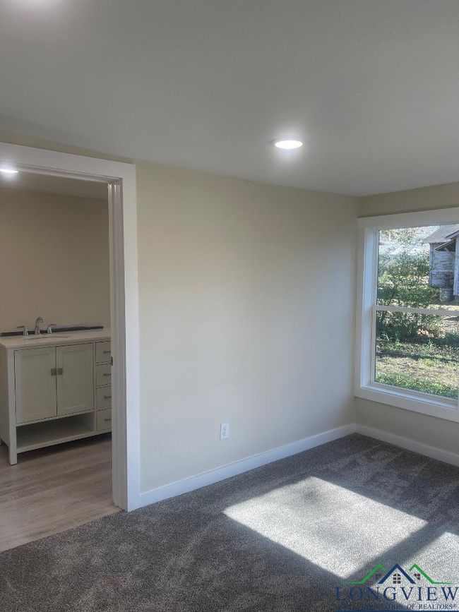 338 E Peters St, House other with 3 bedrooms, 2 bathrooms and null parking in De Kalb TX | Image 25